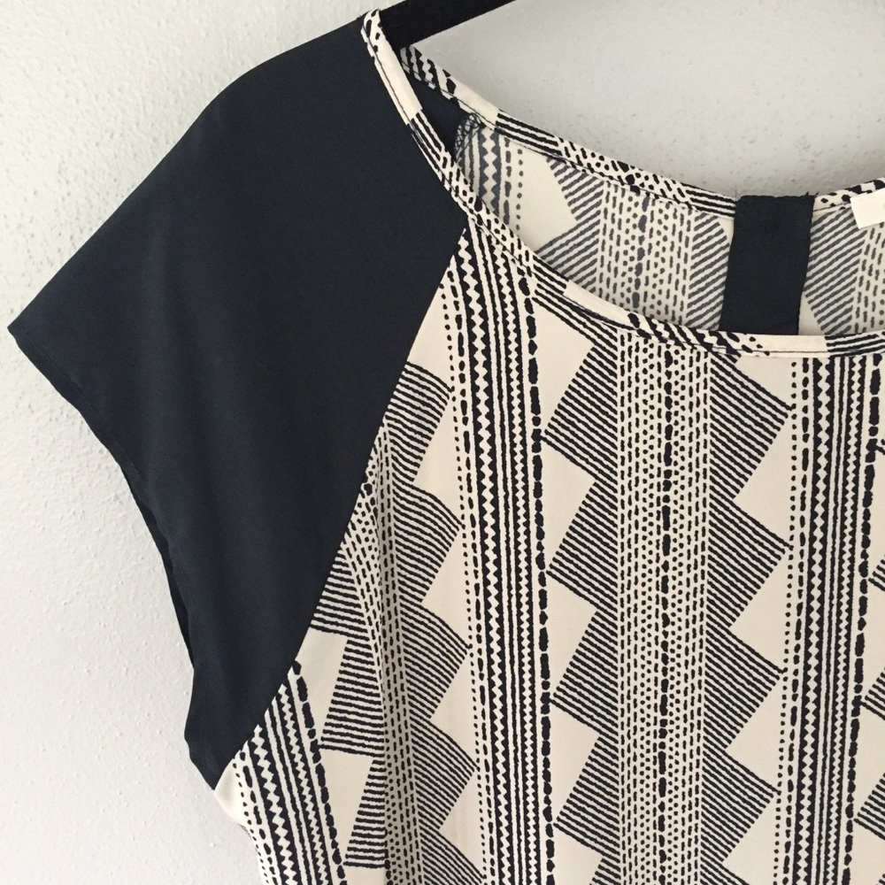 Button-Back Patterned Top - Picture 3 of 7